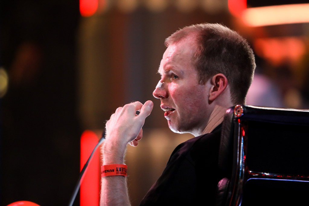 Quoc Co, Quoc Nghiep nam nghi o cau thang trong hau truong Got Talent hinh anh 9