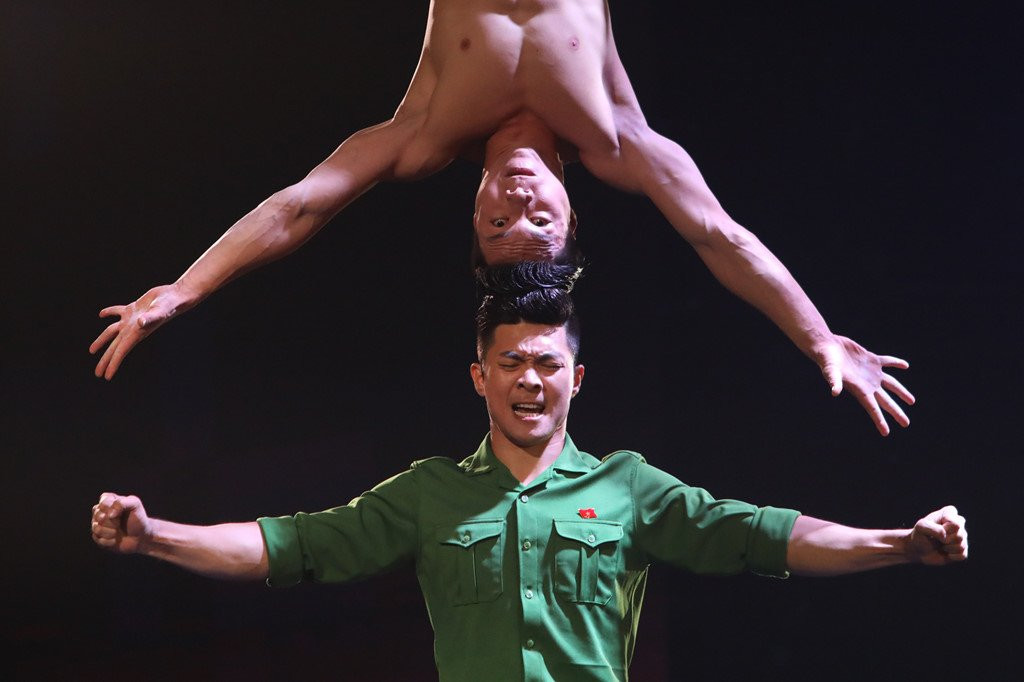 Quoc Co, Quoc Nghiep nam nghi o cau thang trong hau truong Got Talent hinh anh 12