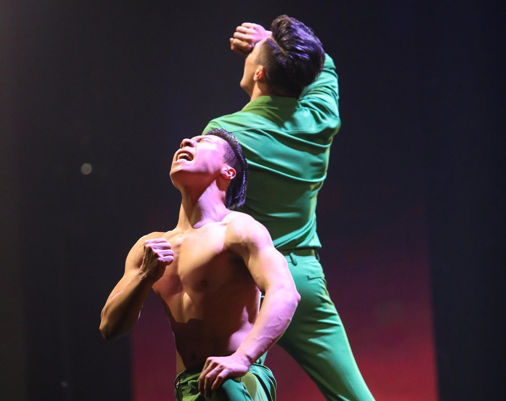 Quoc Co, Quoc Nghiep nam nghi o cau thang trong hau truong Got Talent hinh anh 14