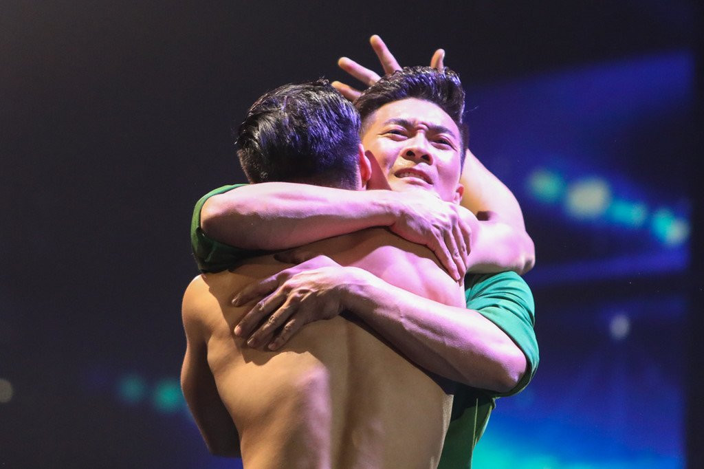 Quoc Co, Quoc Nghiep nam nghi o cau thang trong hau truong Got Talent hinh anh 15