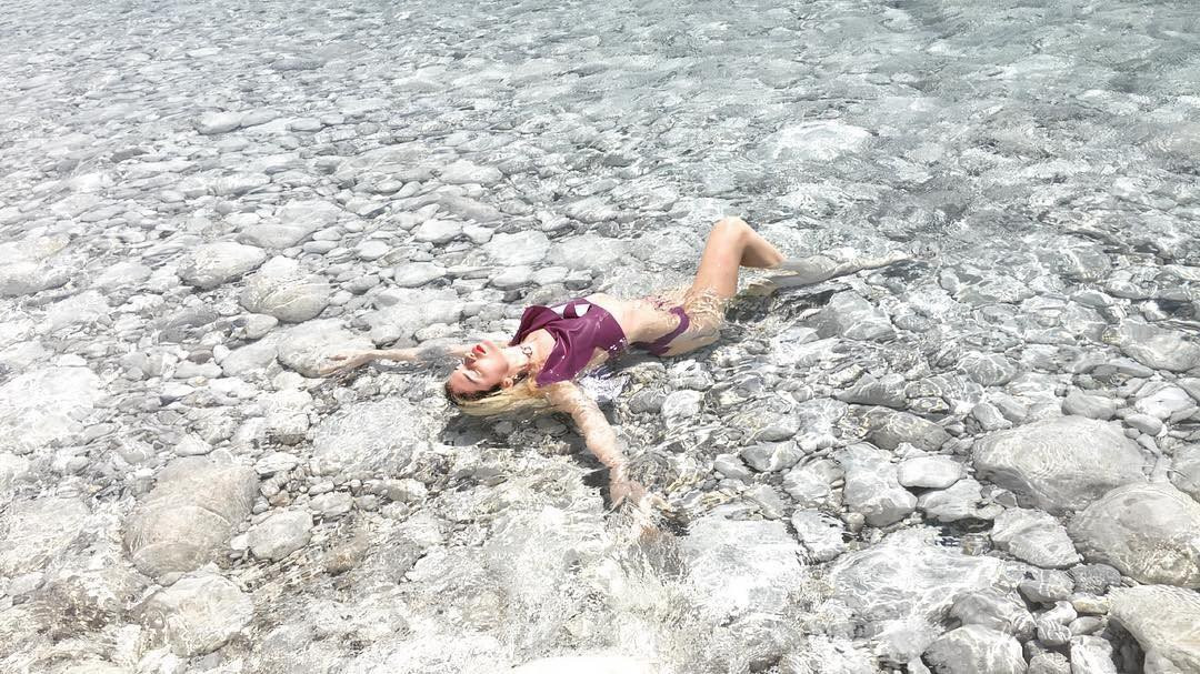 Nhan sắc nóng bỏng của mỹ nhân Kosovo hát ca khúc World Cup 2018 chính thức - Ảnh 10.