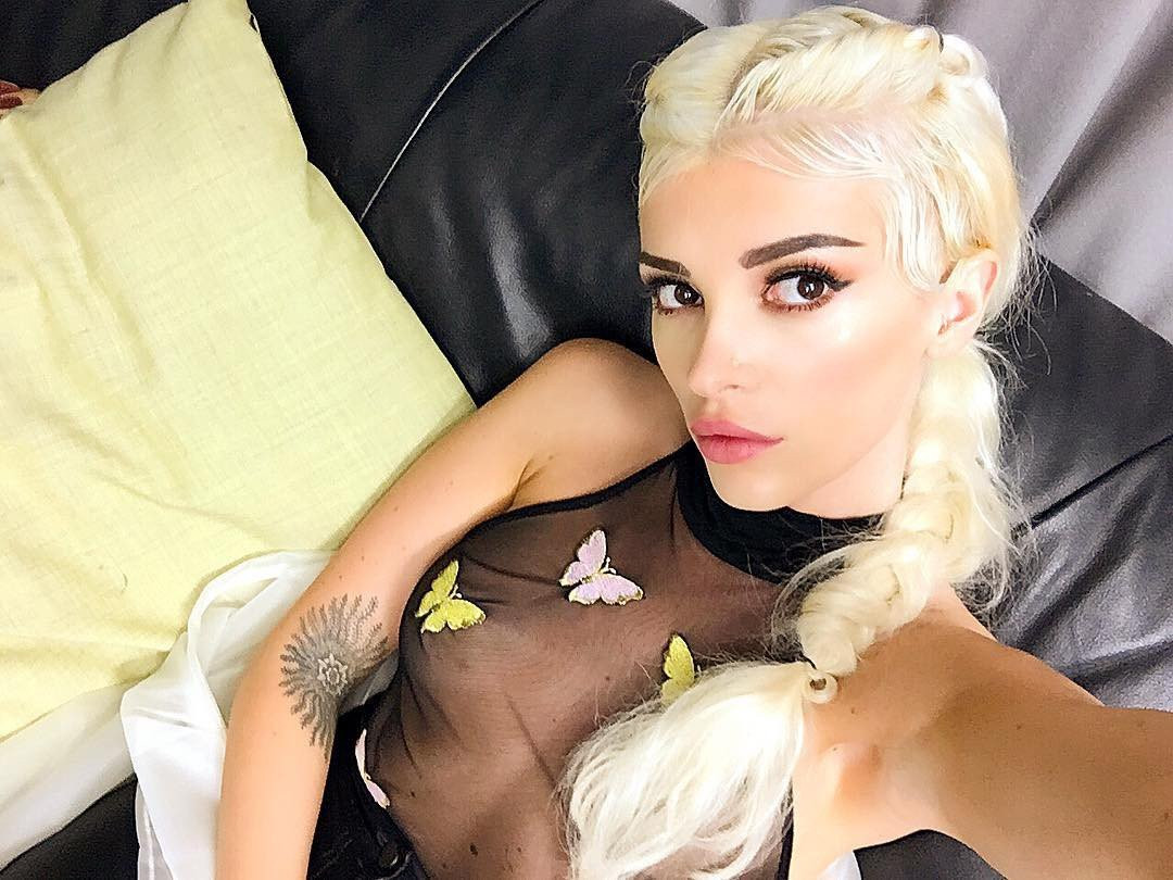 Nhan sắc nóng bỏng của mỹ nhân Kosovo hát ca khúc World Cup 2018 chính thức - Ảnh 9.