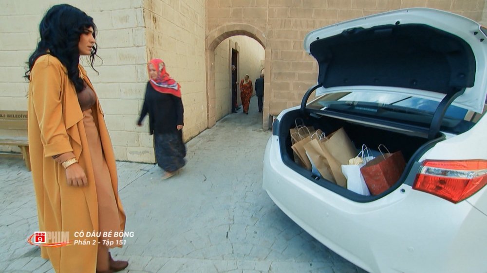 Layla nhin thay dong quan ao ma Devran mua cho Melek thi noi con ghen cuong 28