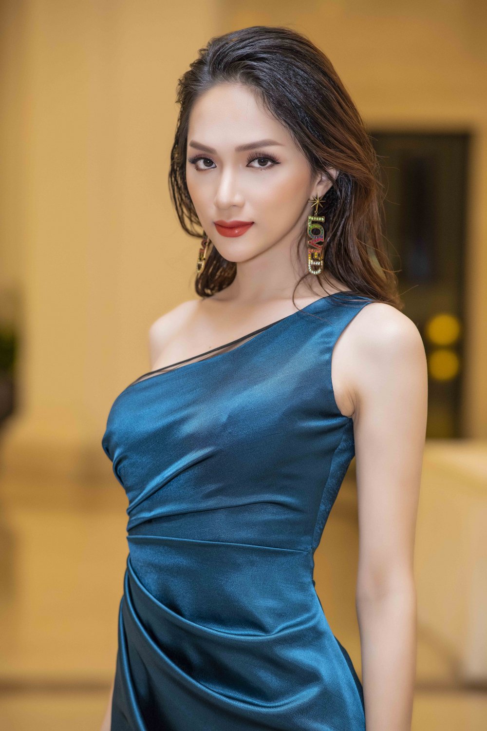 Hoa hậu hoàn vũ Việt Nam 2017: Váy áo táo bạo của dàn ứng viên