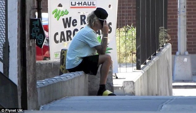 Justin Bieber bỗng ôm mặt căng thẳng trên phố và xóa clip về vợ sắp cưới trên mạng - Ảnh 6.