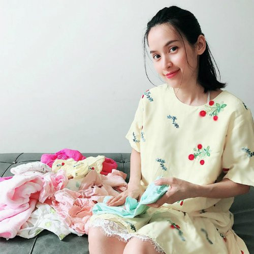 Tú Vi đang xếp đồ cho con gái cưng. 
