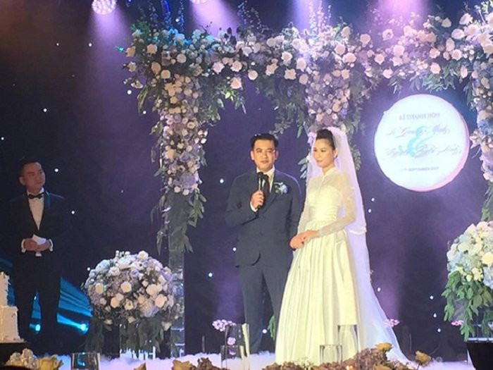 1506585758-150657168462433-1506526137-giam-doc-vtv24-quang-minh-nghen-giong-trong-le-cuoi-3 9