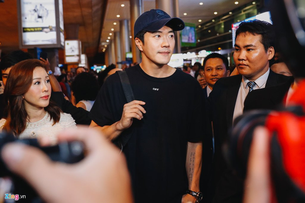 Kwon Sang Woo van dien trai o tuoi 42 khi co mat tai Sai Gon luc khuya hinh anh 5