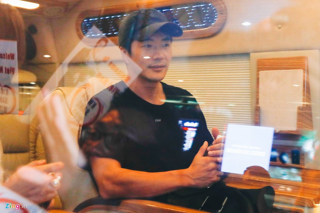 Kwon Sang Woo van dien trai o tuoi 42 khi co mat tai Sai Gon luc khuya hinh anh 9