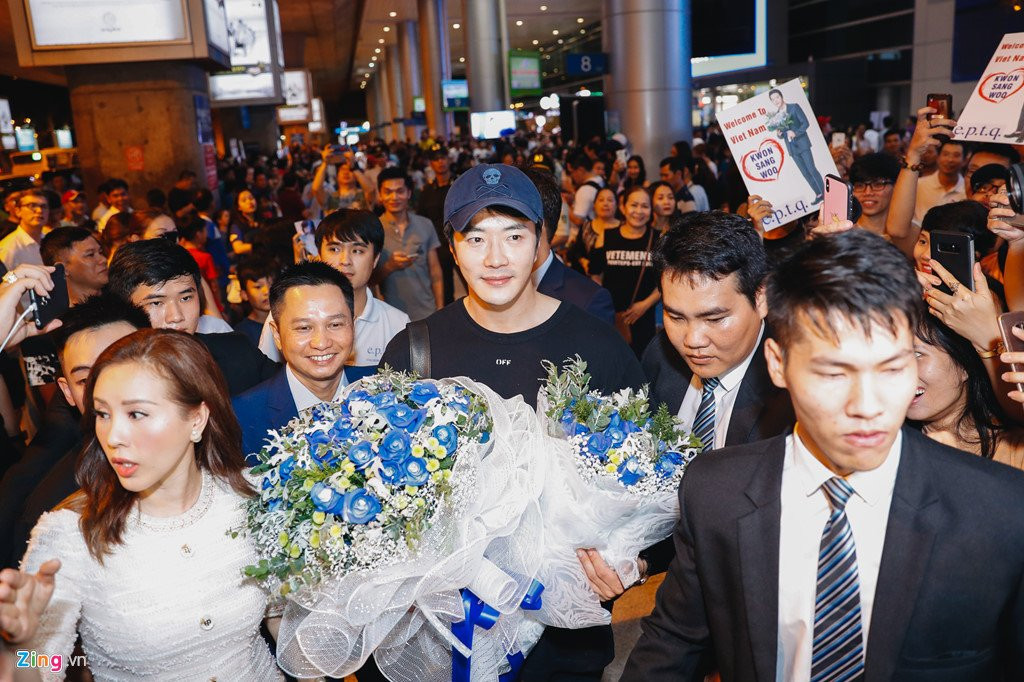 Kwon Sang Woo van dien trai o tuoi 42 khi co mat tai Sai Gon luc khuya hinh anh 7