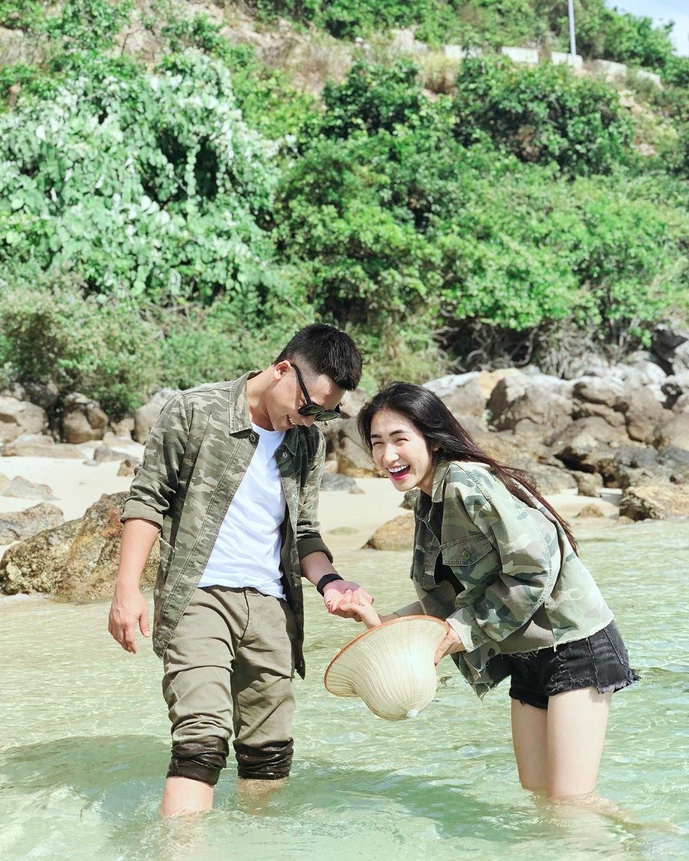 Không váy áo lộng lẫy, Hòa Minzy đi dép tổ ong, vui vẻ chơi với thú cưng tại biệt thự của bạn trai - Ảnh 3.