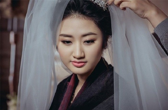 hoa-hau-lay-chong-dai-gia-kem-19-tuoi-tung-run-ray-vi-so-mat-chong