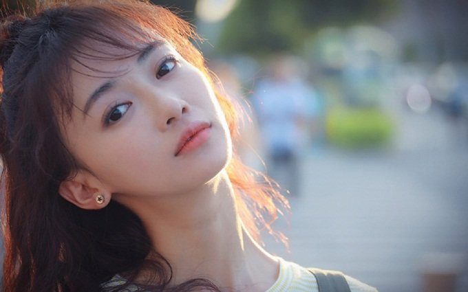 Ngô Cẩn Ngôn trẻ trung và hướng ngoại ở ngoài đời.