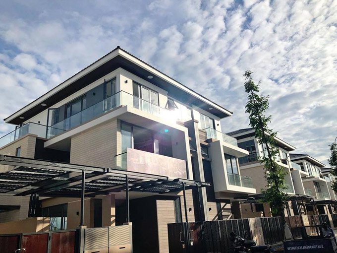 Cao Thái Sơn cho biết ước mơ của anh là sở hữu một căn villa ven hồ có vườn hoa hồng Pháp, hồ cá Koi giữa không gian thanh bình để thư thái sau những giờ làm việc căng thẳng. Anh dành rất nhiều tâm huyết để thực hiện mong muốn đó và cách đây không lâu ngôi nhà trong mơ của anh đã hoàn thiện. Căn villa của Cao Thái Sơn nằm ở huyện Nhà Bè, TP HCM, rộng 315m2 và có view nhìn ra thẳng hồ nước rộng.