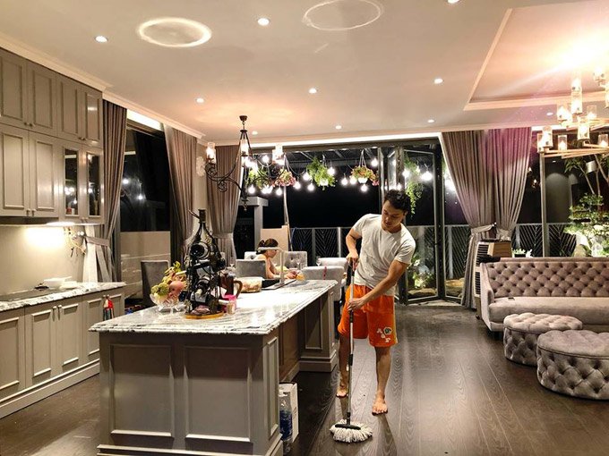 Giọng ca Con đường mưa mất 3 tháng để hoàn thiện căn villa. Đích thân anh tự tay dọn dẹp để ngôi nhà lúc nào cũng sạch bóng.