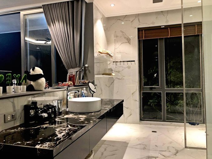 Phòng vệ sinh có cửa kính lớn để đón ánh sáng tự nhiên.