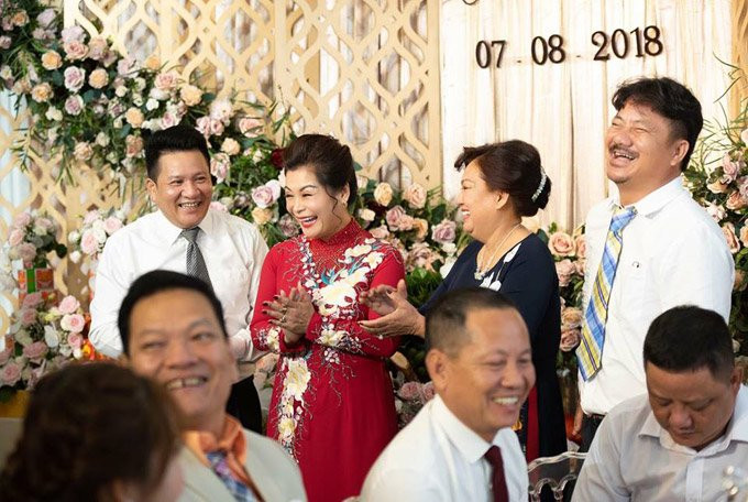 Bố mẹ đẻ và bố mẹ chồng của Vân Navy cười không ngớt khi hai con nên duyên. 