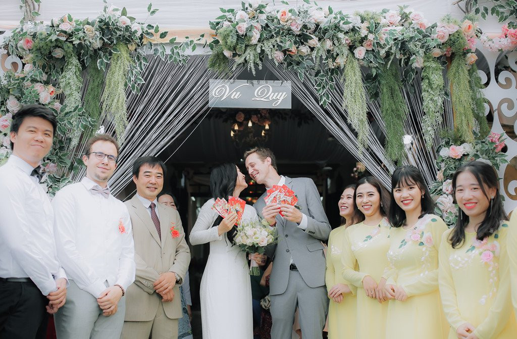 Dien vien Viet bo showbiz lam phi cong ket hon voi chong Tay hinh anh 6