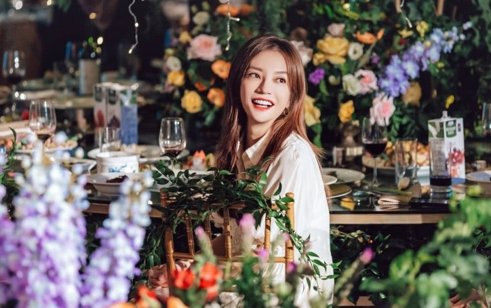 Trieu Vy xinh dep khi du le cuoi 'thien kim' nha giau Trung Quoc hinh anh 3