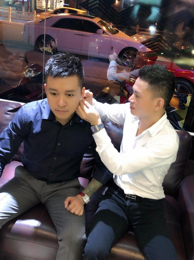 Mừng sinh nhật tuổi 40, Tuấn Hưng mạnh tay chi 7 tỷ đồng mua kim cương tự thưởng cho bản thân - Ảnh 1.