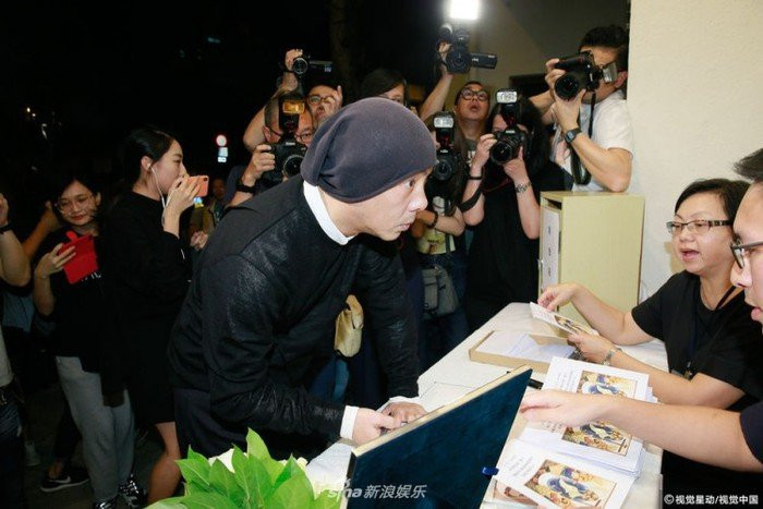 Tang lễ Lam Khiết Anh: Trương Vệ Kiện buồn bã, chị gái lặng người trước di ảnh xinh đẹp của nữ diễn viên - Ảnh 1.