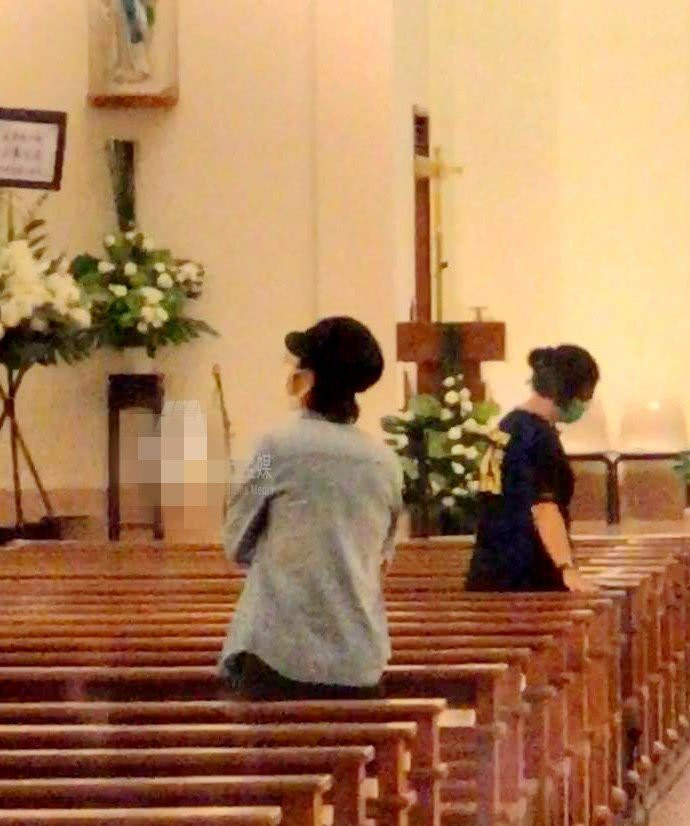 Tang lễ Lam Khiết Anh: Trương Vệ Kiện buồn bã, chị gái lặng người trước di ảnh xinh đẹp của nữ diễn viên - Ảnh 15.