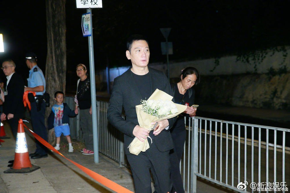 Tang lễ Lam Khiết Anh: Trương Vệ Kiện buồn bã, chị gái lặng người trước di ảnh xinh đẹp của nữ diễn viên - Ảnh 8.