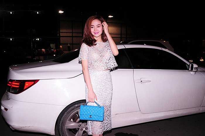 minh-hang-lai-xe-sang-di-su-kien-gay-sot-2 5