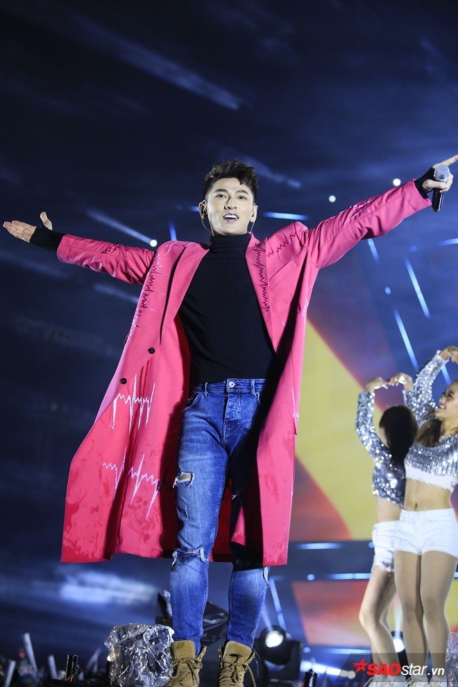 Khán giả cuồng nhiệt cùng Isaac trong loạt 3 ca khúc Tắt đèn, Anh sẽ về sớm thôi và bản mash up Mr. Right - Hai cô tiên.