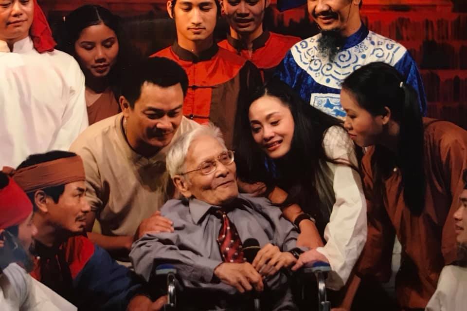 mot-nguoi-em-dang-trong-da-ve-voi-cao-xanh