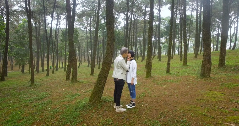 500NY-KISSING 1.mp4.Still013