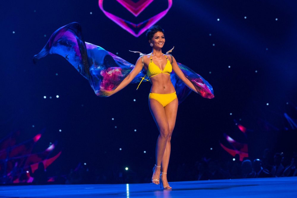 nam-2019-den-hhen-nie-tro-thanh-hoa-hau-trinh-dien-bikini-boc-lua-nhat-hanh-tinh-48415026_1506671376102323_5651733540522426368_o-1546397423-449-width2048height1365 5