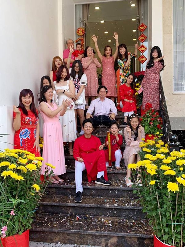 1549515100-987-khanh-thi-khoe-anh-gia-dinh-ai-cung-chu-y-toi-me-chong-nu-hoang-khanh-thi-phan-hien4-1442-1549460575-1549508905-width600height800