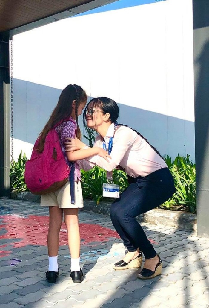 hau-on-ao-voi-chong-cu-hong-nhung-tu-lai-xe-may-dua-2-con-den-truong-24243912 11