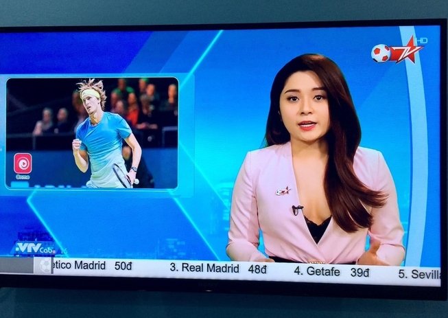 Nữ MC gây bàn tán vì mặc hớ hênh lên sóng kênh Bóng đá TV