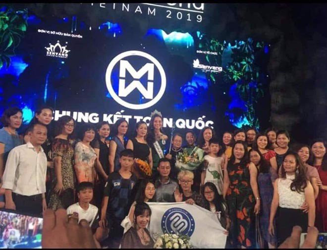 Lộ ảnh vài chục người đi cổ vũ và gia thế thực sự của tân hoa hậu Lương Thùy Linh - Ảnh 4.