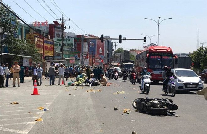 Bat tai xe xe khach tong hang loat nguoi dung den do hinh anh 1