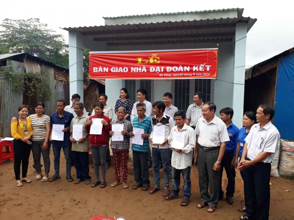 ban-chi-dao-cuoc-van-dong-quy-vi-nguoi-ngheo-huyen-cung-cac-ban-nganh-doan-the-dia-phuong-trao-quyet-dinh-ban-giao-nha-cho-06-ho-tren-dia-ban-xa