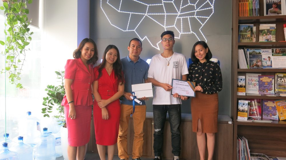 Hoc sinh Le Minh Chi va gia dinh tai buoi trao hoc bong 4