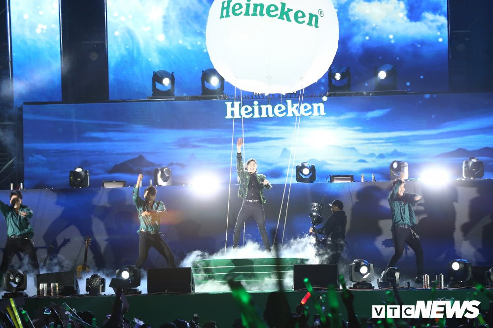 Noo Phuoc Thinh xuat hien bat ngo sau khi chiec kinh khi cau khong lo cua Heineken duoc bat sang 6