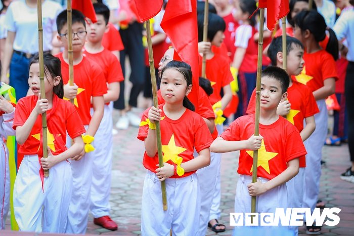 Ảnh: Học sinh Hà thành diện áo cờ đỏ sao vàng rực rỡ trong ngày hội thao