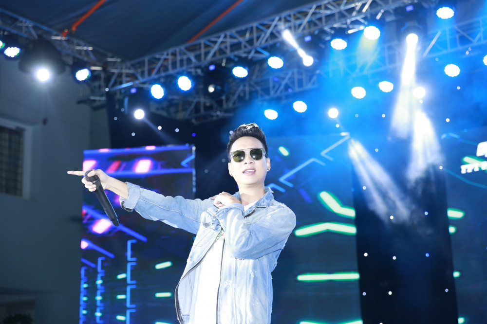 Ca sy JustaTee bieu dien voi loat hit dinh dam 8