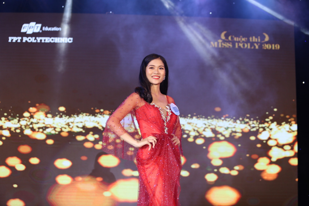 Miss Poly thuc su la san choi cua nhung co gai tai nang va xinh dep 15