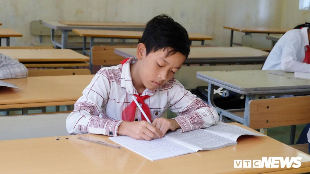 cau-be-13-tuoi-song-mot-minh-4