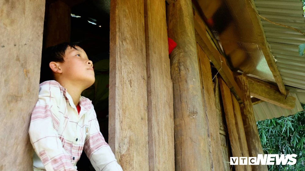 cau-be-13-tuoi-song-mot-minh-3