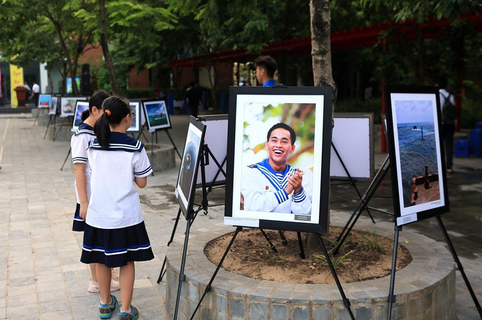 Buc-anh-nu-cuoi-chien-si 7