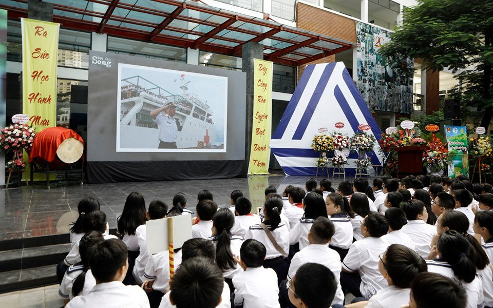 Hoc-sinh-Luong-the-Vinh-xem-video-ve-bien-dao 5