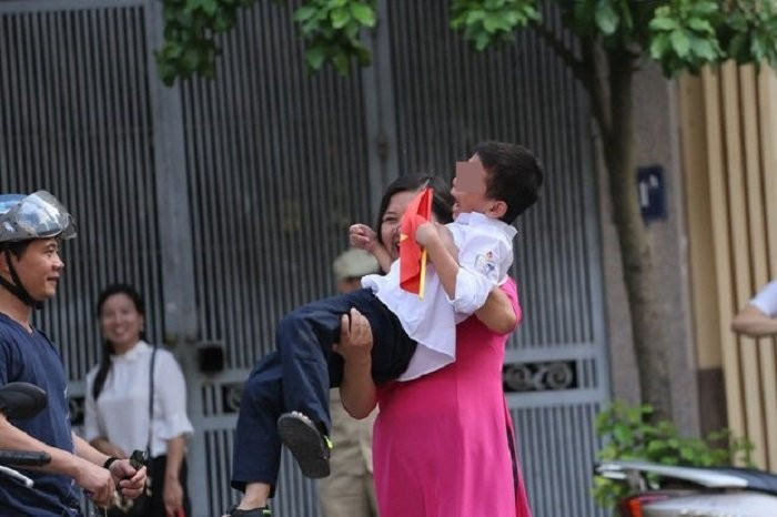 tin-tuc-24h-cau-be-giang-co-voi-co-giao-trong-ngay-khai-giang-va-cau-chuyen-day-xuc-dong-7-1567681501-291-width620height413 4