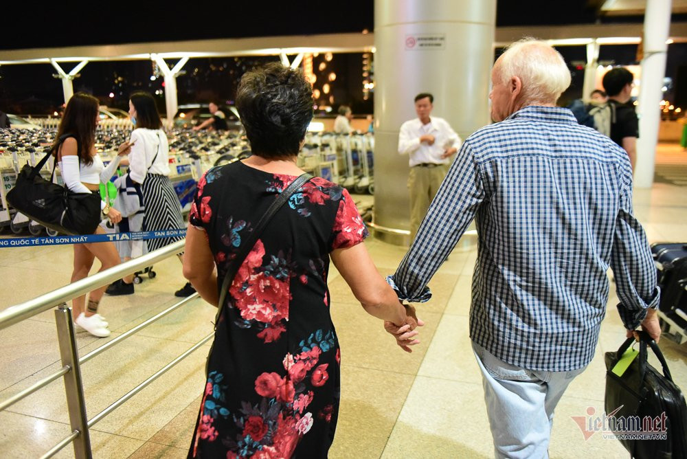 nu-hon-chia-tay-nguoi-tinh-50-nam-cua-cuu-binh-my-tai-san-bay-tan-son-nhat-10 9