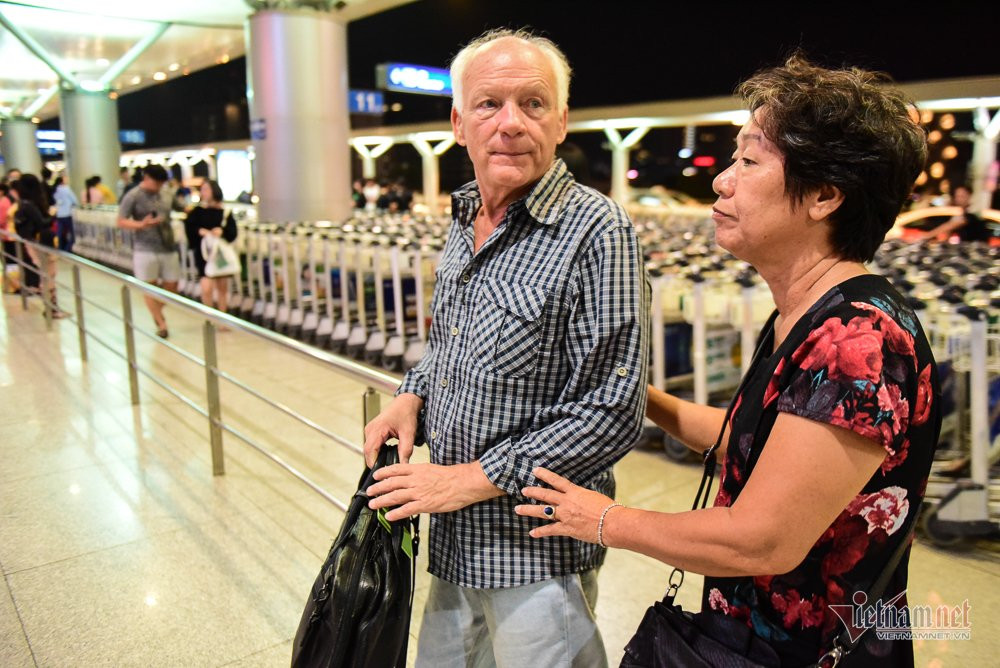 nu-hon-chia-tay-nguoi-tinh-50-nam-cua-cuu-binh-my-tai-san-bay-tan-son-nhat-11 9